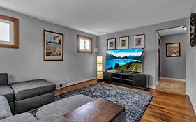 Gorgeous 2 Bedroom Upper Apartment With Free Parking In North Buffalo